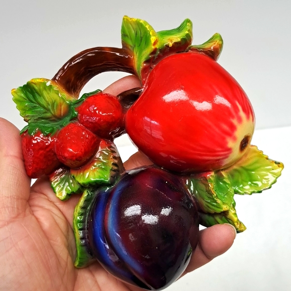 Vintage 1950’s set of 2 chalkware fruit cluster 2D wall plaques - Picture 7 of 12